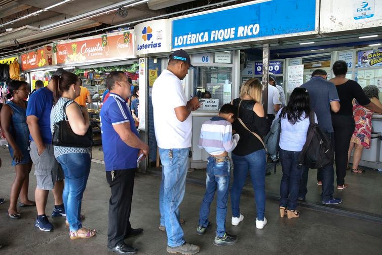 Mega da Virada teve arrecadação recorde de mais de R$ 1 bilhão A arrecadação da Mega da Virada foi a maior na história das Loterias da Caixa. - Antonio Cruz/Agência Brasil