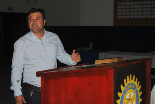 Médico veterinário palestra no Rotary de Amambai O médico veterinário Cleir Vieira Martins Junior.