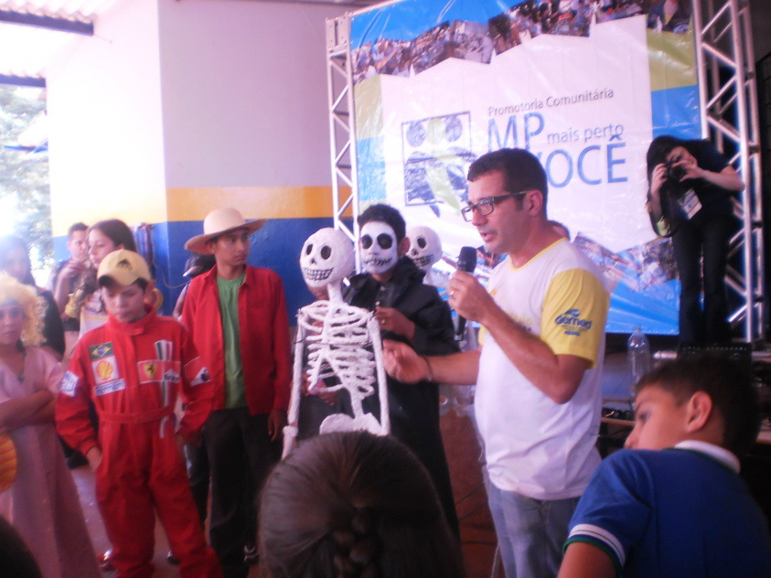 A equipe de teatro, acompanhada pelo professor, coordenadora, secretária de educação e policiais, se apresentou em evento na cidade de Dourados / Foto: Assessoria