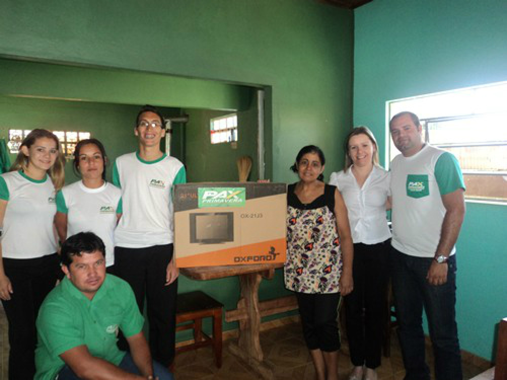 Ganhadora da TV, Lucinéia Rodrigues, com a equipe da Pax PrimaveraFoto: Divulguação