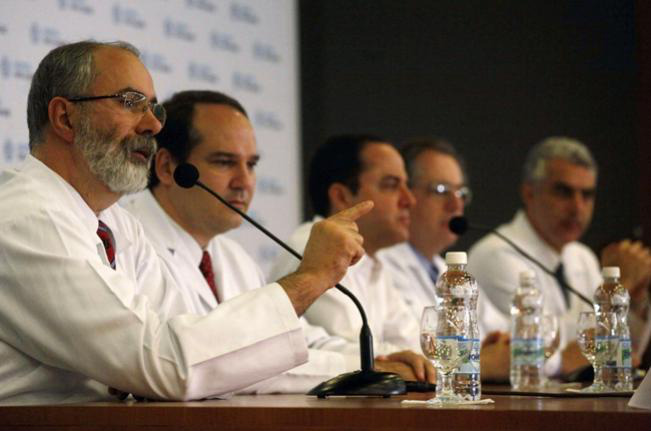 Lula sai do hospital após 1ª quimio; tumor é localizado