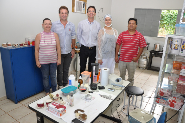 Amambai é referência na produção de próteses dentárias Prefeito Dirceu Lanzarini com a equipe do laboratório de próteses. Amambai é o único município da região a realizar a produção de próteses dentárias.