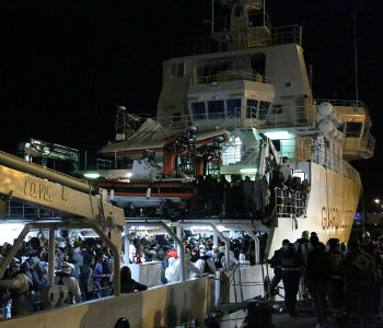 Forças marítimas italianas conduzem operações de resgates de migrantes no Mar Mediterrâneo. Foto: OIM/Francesco Malavolta