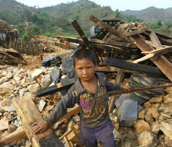 Criança nepalesa no meio de destroços. Foto: Unicef