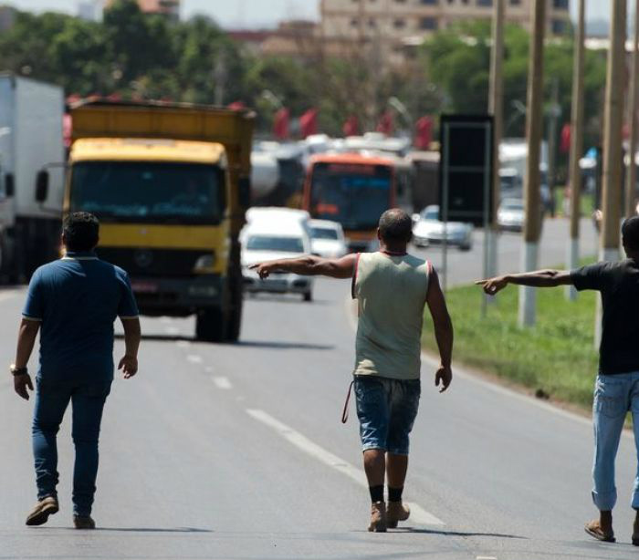 Caminhoneiros mantêm protestos em sete estados Caminhoneiros mantêm protestos em sete estados
