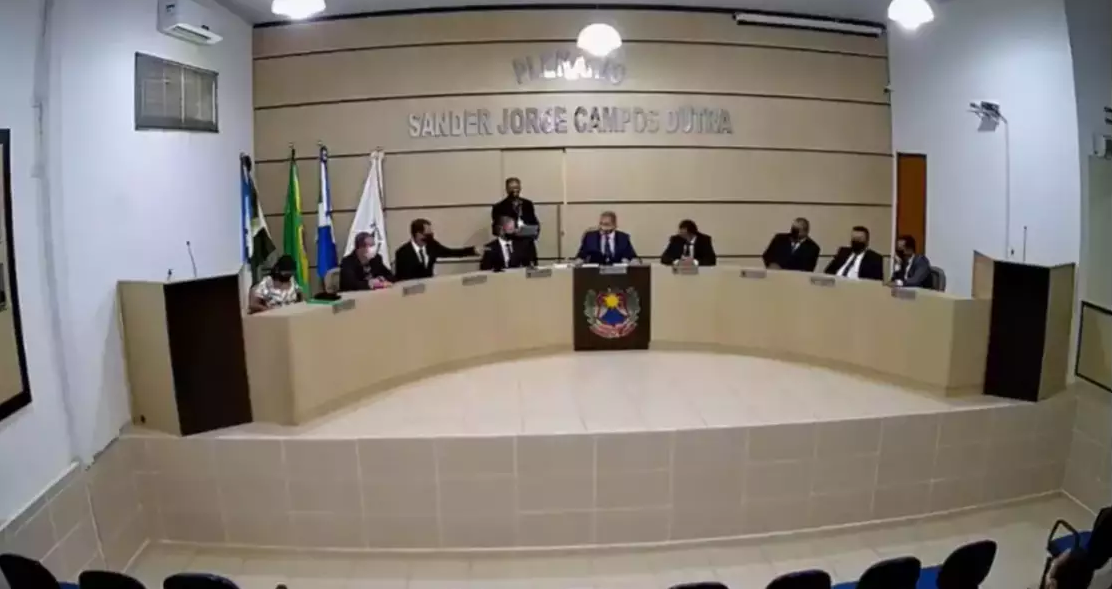 Câmara de Bandeirantes empossou Edervan Gustavo Sprotte  (no centro) como prefeito interino. (Foto: Reprodução)