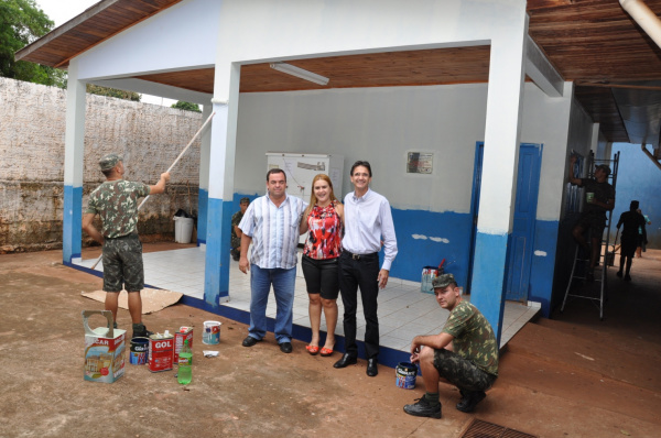Prefeitura de Amambai e 17° RC Mec firmam parceria Prefeito Dirceu Lanzarini, secretário Dilmar, diretora Rosângela Pereira e parte do grupo do 17° RCMec que estão realizando a pintura na escola municipal Júlio Manvailer.