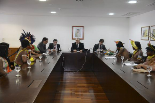Ministro recebe indígenas e diz que governo federal é contra a PEC 215 Durante a audiência, Ricardo Berzoini demonstrou apoio à luta indígena e ressaltou o papel do governo federal no processoFoto: Valter Campanato/Agência Brasil
