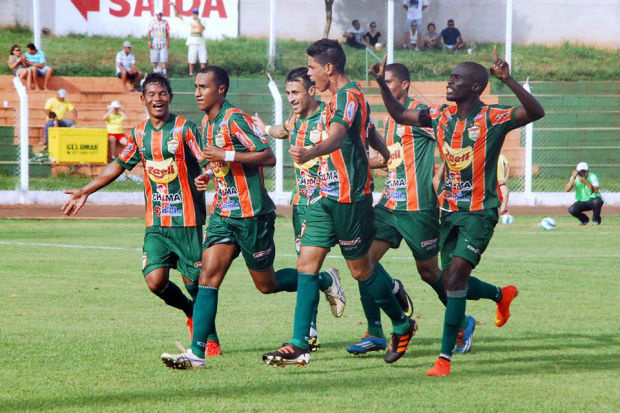 Clássico entre Naviraiense e Ivinhema termina empatado Jogadores do Naviraiense comemoram gol marcado. (Foto: Gazeta MS)