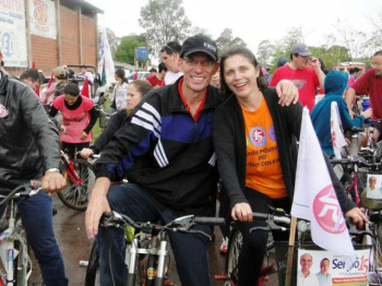 Entrevista com o prefeito eleito Sérgio Barbosa Sérgio e Maria Helena durante evento ciclístico na campanha