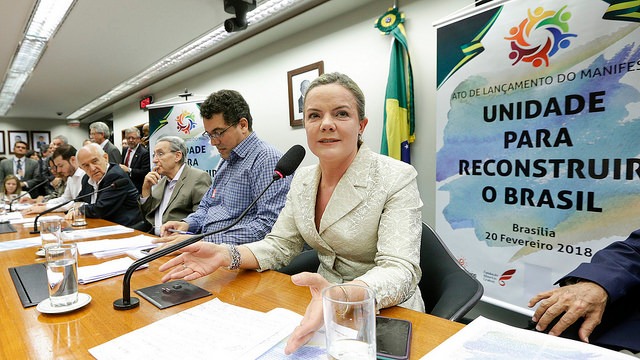 Partidos da oposição lançam manifesto pela reconstrução do país Manifesto foi lançado por representantes dos cinco partidos na tarde desta terça (20), na Câmara Federal, em Brasília - Créditos: Gustavo Bezerra/PT na Câmara Manifesto foi lançado por representantes dos cinco partidos na tarde desta terça (20), na Câmara Federal, em Brasília / Gustavo Bezerra/PT na Câmara