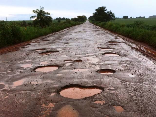 MS-156 tem trechos quase intransitáveis entre Amambai e Caarapó Trecho da MS 156 entre Amambai e Caarapó. (Foto: Daniel Túlio Munes/Caarapó News)
