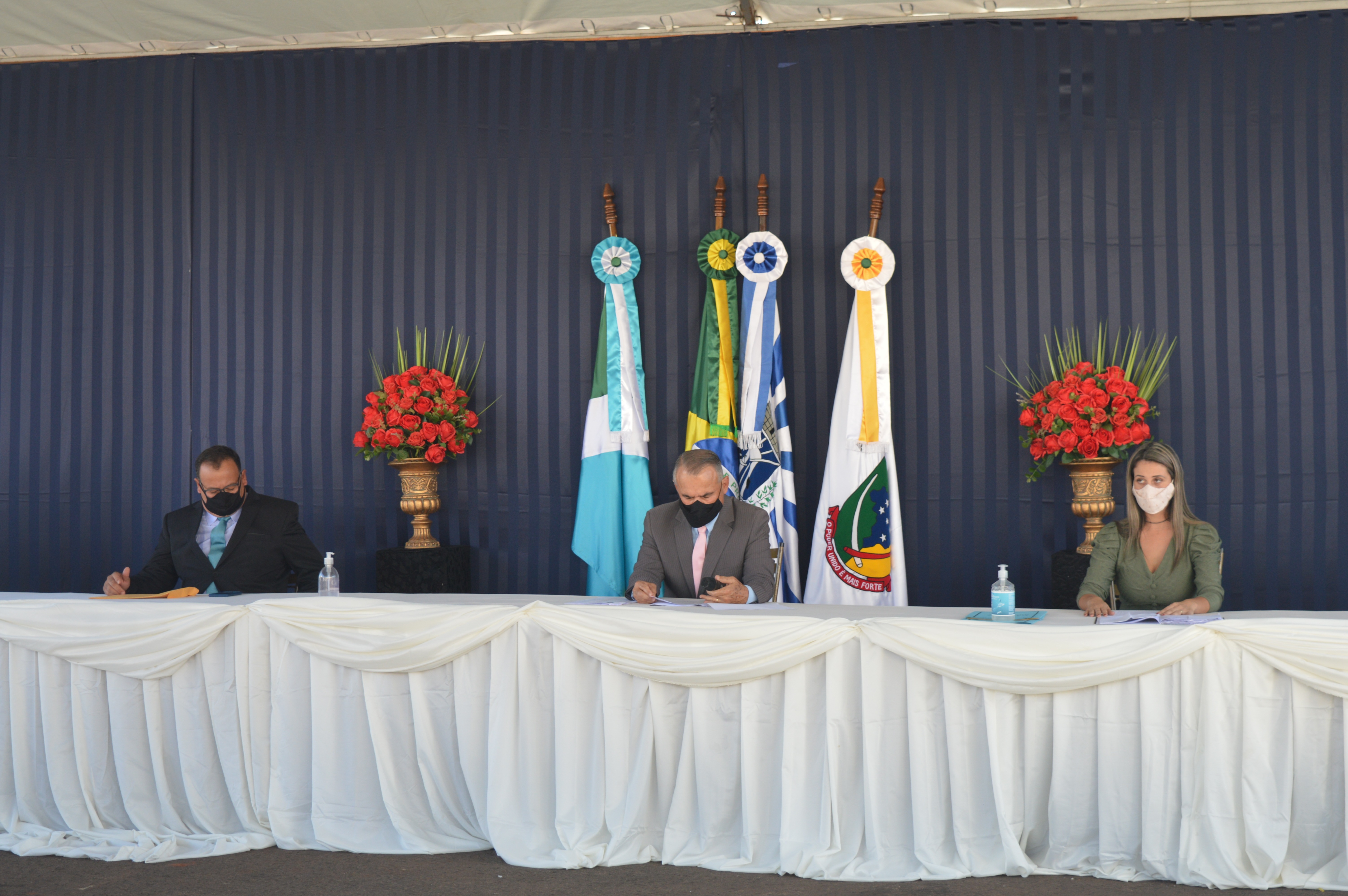 Dr. Bandeira, Rodrigo Selhorst e vereadores tomam posse nesta sexta-feira (1) Prefeito eleito Dr. Bandeira, o ex-presidente da câmara Roberto Dias e a vereadora Lígia Borges. / Foto: Moreira Produções