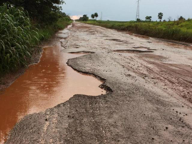 MS-156 tem trechos quase intransitáveis entre Amambai e Caarapó (Foto: Daniel Túlio Munes/Caarapó News)