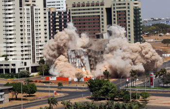 Implosão de hotéis como parte dos preparativos da Copa leva menos de 5 segundosu Implosão de hotéis como parte dos preparativos da Copa leva menos de 5 segundosu