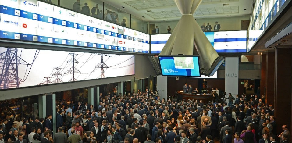 Ano começa com bolsa em disparada e dólar em queda Bolsa de Valores durante um leilão no ano passado - Foto: Rovena Rosa/Agência Brasil