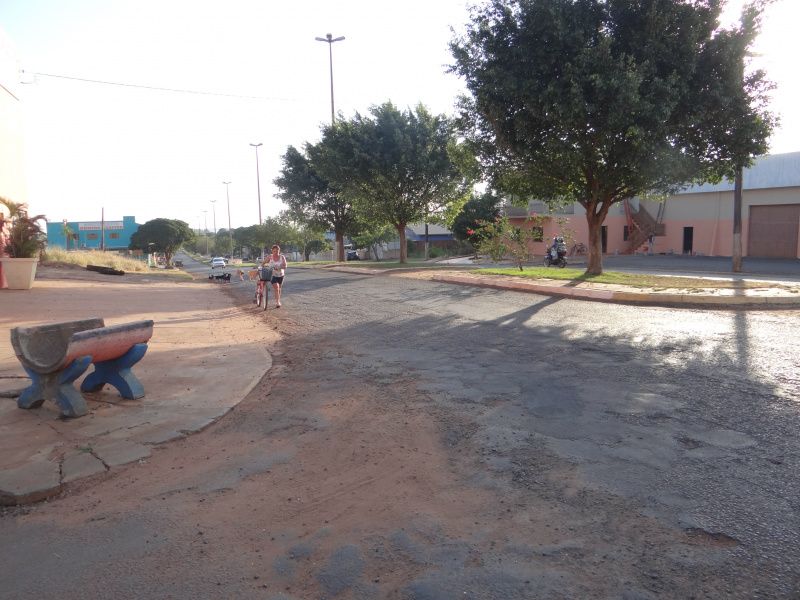 Segundo enquete, emprego é o melhor presente de aniversário para Amambai Asfalto desgastado na cidade é um grande problema para a população.