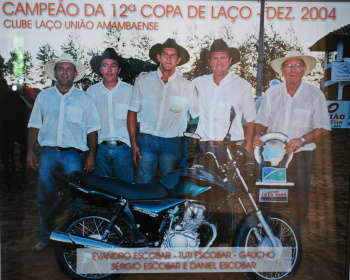 De todos os troféus, títulos e premiações que eles receberam – são mais de 300 – o que ele considera mais representativo é o de Campeão Sul-mato-grossense de 2004 na Copa do Laço de Caracol. (Foto: Reprodução)