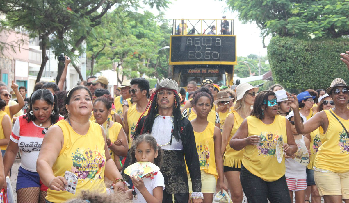 Bloco Frei Mariano chispa o azar agitou o carnaval de Corumbá nesse sábado (25) Centenas de pessoas saíram no “Frei Mariano” sem dar importância ao que falam do polêmico religioso, que se julgou herói da Guerra do Paraguai. Foto: Sílvio Andrade