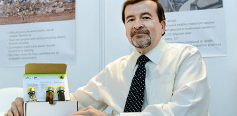 Empresa recicla plástico velho e o transforma em petróleo