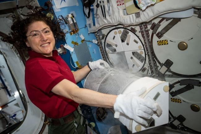 Astronauta Christina Koch é a nova recordista feminina no espaço A astronauta em ação na Estação Espacial. (Fonte: Twitter/ISS Research)