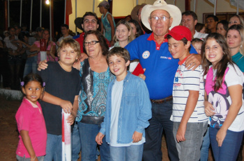 O laço é amizade, é família Daniel, sua esposa e seus netos. (Foto: Moreira Produções)