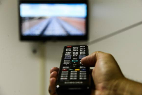 Brasileiro passa, em média, mais de quatro horas em frente à TV, mostra pesquisa VALTER CAMPANATO