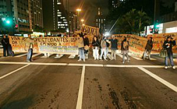 Alunos da USP bloqueiam faixa da Avenida Paulista Foto: Divulgação 