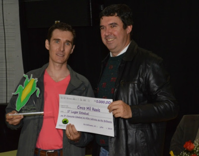 Presidente da Famasul, Eduardo Riedel e o vencedor do concurso, Fábio Fernando StefanelloFoto: Imprensa Famasul