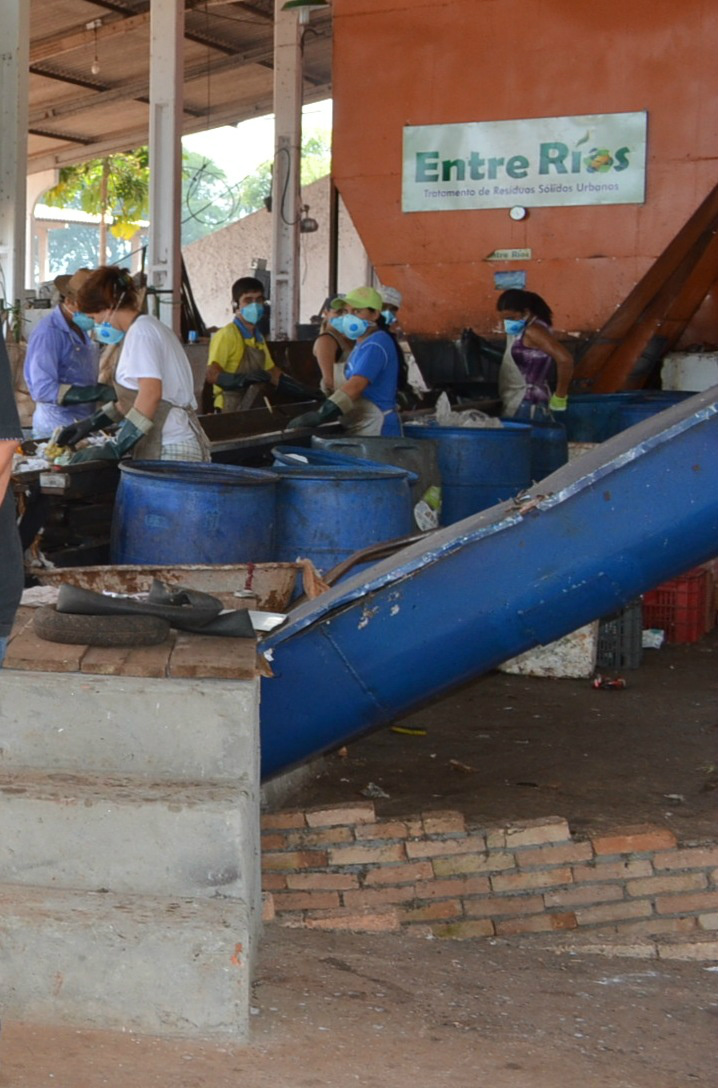 Após a desidratação e semi-esterilização do lixo, os trabalhadores separam os recicláveis.
