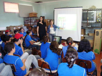 Escola Felipe de Brum desenvolve projeto de combate ao bullying A coordenadora pedagógica Jesudete Brum(E) e a assistente social Celia Ribeiro em palestra com alunos do ensino fundamental.