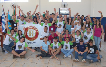 O grupo de rotaractianos em foto oficial do evento em Amambai.