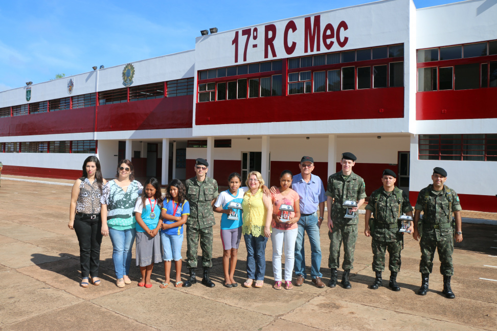 As alunas receberam a premiação nessa quinta-feira (18), em solenidade realizada no 17° RCMec, em Amambai / Foto: Assessoria
