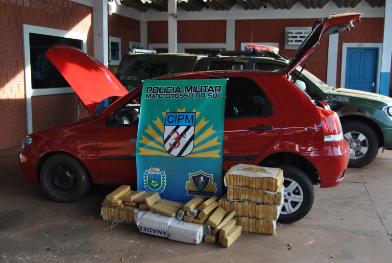 Foram encontrados 331 tabletes de maconha. A droga seria entregue em Minas Gerais. Foto: Moreira Produções.