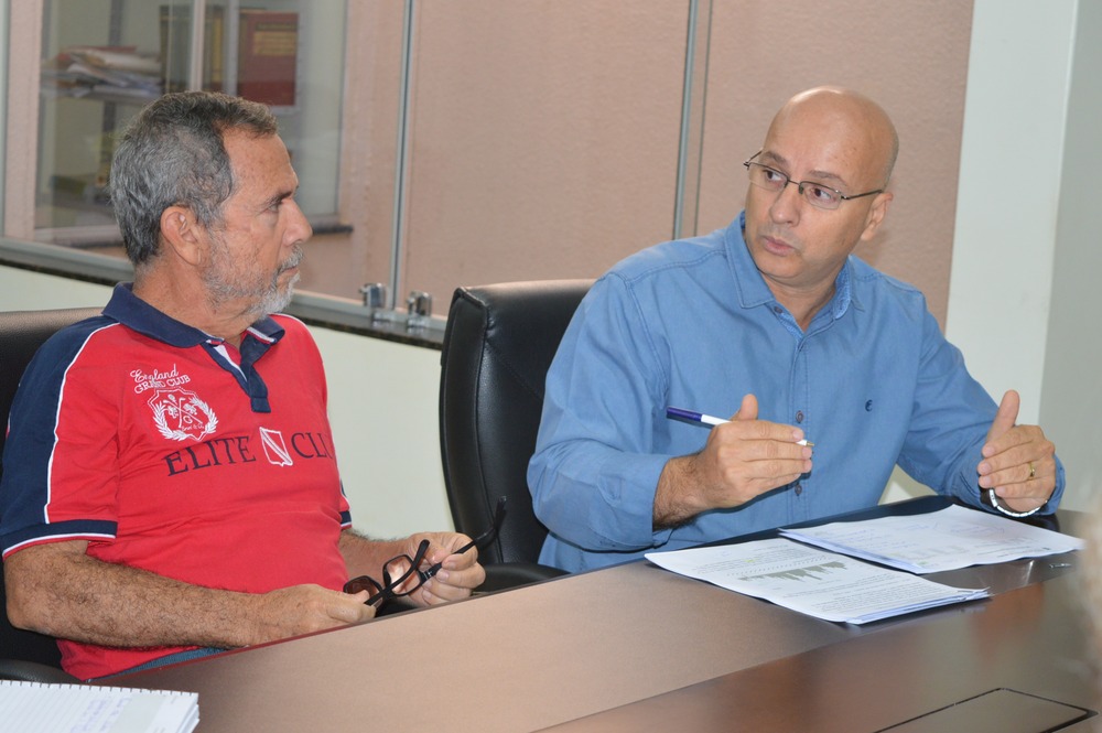 O secretário de fazenda, Williams Fernandes expôs aos educadores dados e números sobre a arrecadação municipal / Foto: Moreira Produções