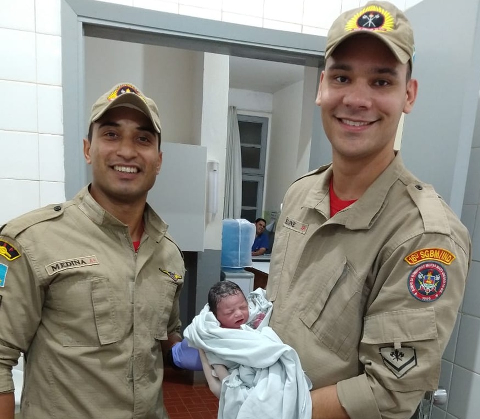 E/D: Cabo Medina e o soldado Slonne com a pequena Anne no colo / Foto: Reprodução 