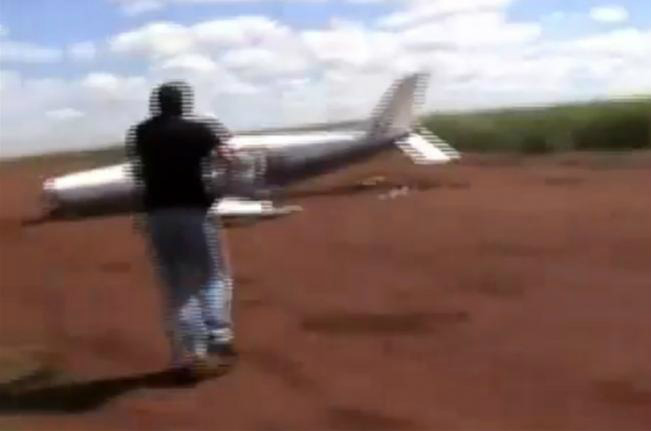 Policiais jogam carro contra avião de contrabandistas; vídeo