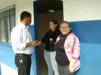 Nicoline pede parquinhos infantis para escola João Rodrigues Vereador David Nicoline (PPL)conversando com a direção da escola municipal João RodriguesFoto: Assessoria