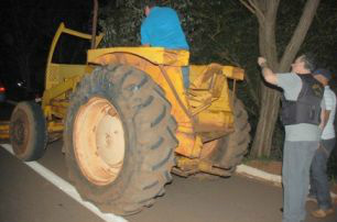 Trator fazia conversão para entrar em um sítio