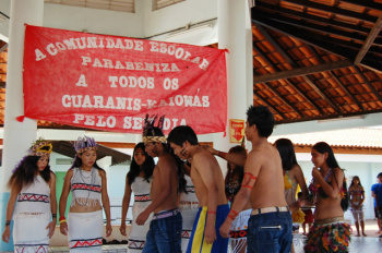 Alunos durante comemoração do Dia do Índio na Escola Estadual Indígena Mbo Eroy Guarani Kaiowá.