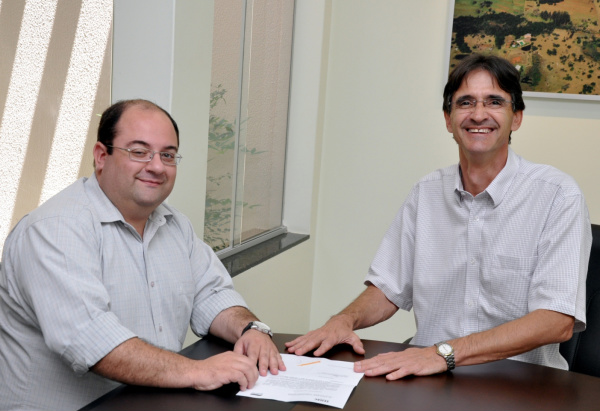 Prefeitura de Amambai realiza sorteio de terrenos do Residencial dos Ipês Prefeito Dirceu Lanzarini e o secretário de habitação Christian Pissini convidam a população para comparecer ao sorteio de mais terrenos do Residencial dos Ipês.