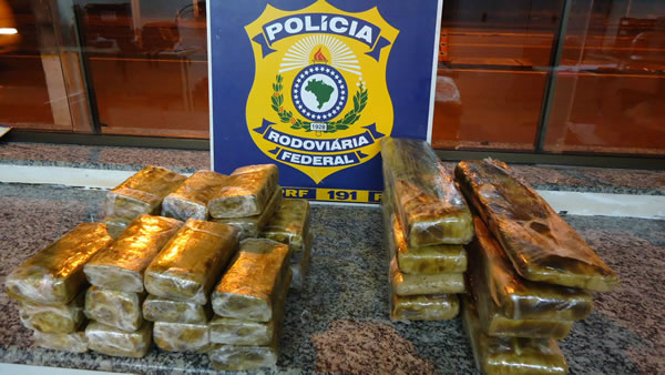 Menor é flagrado com 20 quilos de maconha em ônibus