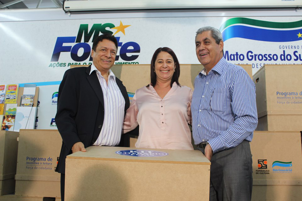 Prefeitura de Cel. Sapucaia apresenta balanço dos 100 dias de administração Kit literário.