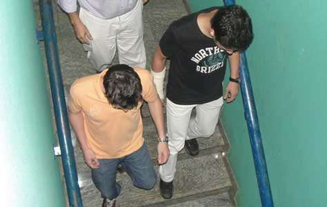De preto, rapaz suspeito de ter agredido jovem