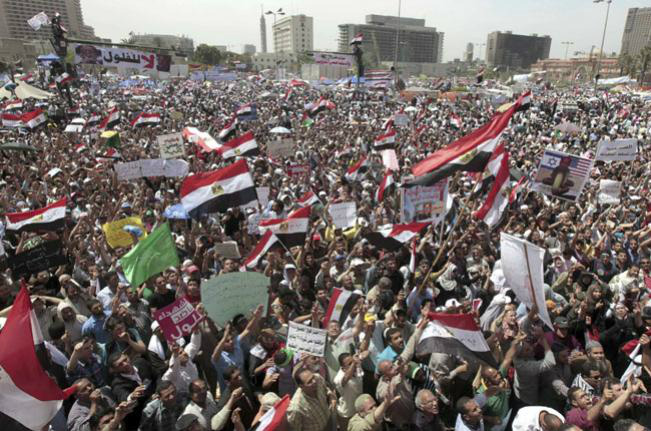 Manifestantes protestam no Cairo contra militares no poder