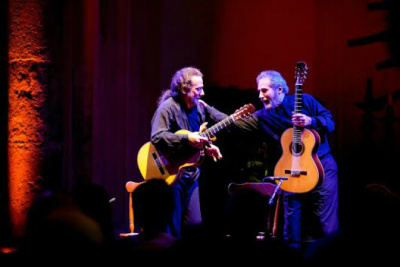Os irmãos Assad se cumprimentam após apresentação; duo de violão em Dourados no dia 5Foto: Beto Figueiroa