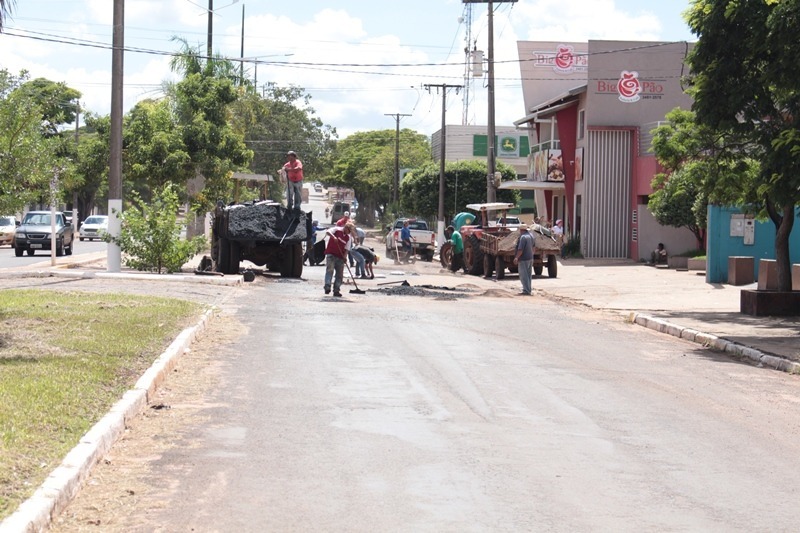 Com trégua nas chuvas, Prefeitura inicia processo de tapa buracos em Amambai