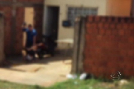 ( TV Morena: Imagem do vídeo gravado por vizinhos quando a criança era agredida pelo pai, na sexta-feira, dia 13 de março)