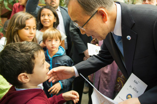 Secretário da ONU pede aos líderes mundiais para evitarem a xenofobia Ban Ki-moon cumprimenta menino em centro de refugiados em Roma, Itália. Foto: ONU/Rick Bajornas