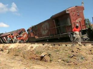 Funcionários da ALL trabalham no local desde a manhã deste sábado (2) para remover o material